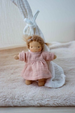 Minilie Mädchen im pfirsichfarbenen Kleid 12 cm