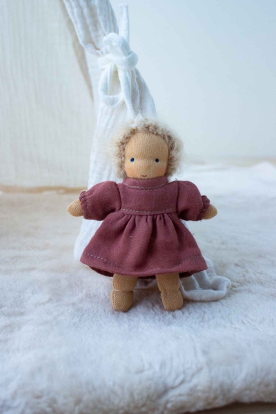 Minilie Mädchen im rosenholzfarbenen Kleid 12 cm
