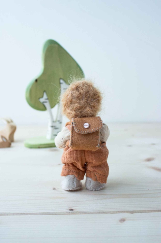 Biegep&uuml;ppchen-Schuljunge mit Schult&uuml;te und Schulranzen