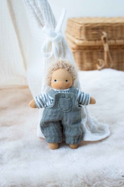 Minilie Junge im gestreiften Pullover und olivefarbener...