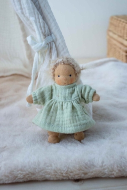 Minilie Mädchen im limonefarbenen Kleid 12 cm