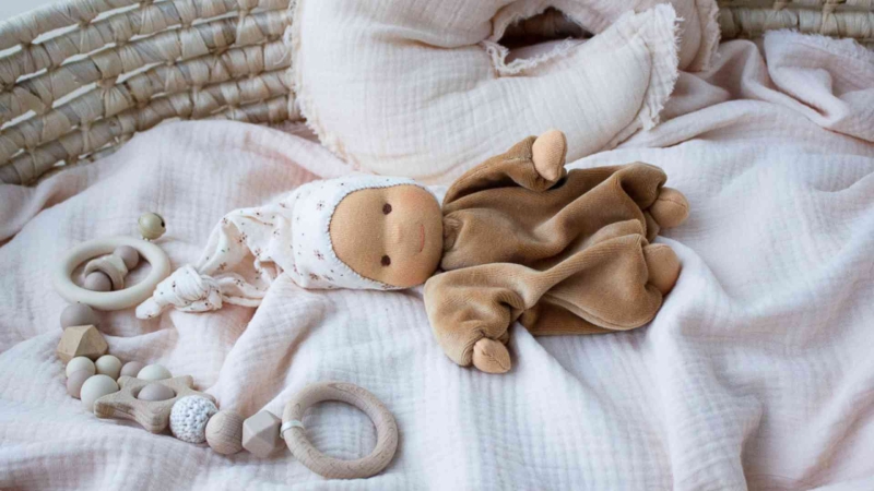 Anfertigung - Minischlamperle camel mit Bl&uuml;mchenm&uuml;tze 22 cm