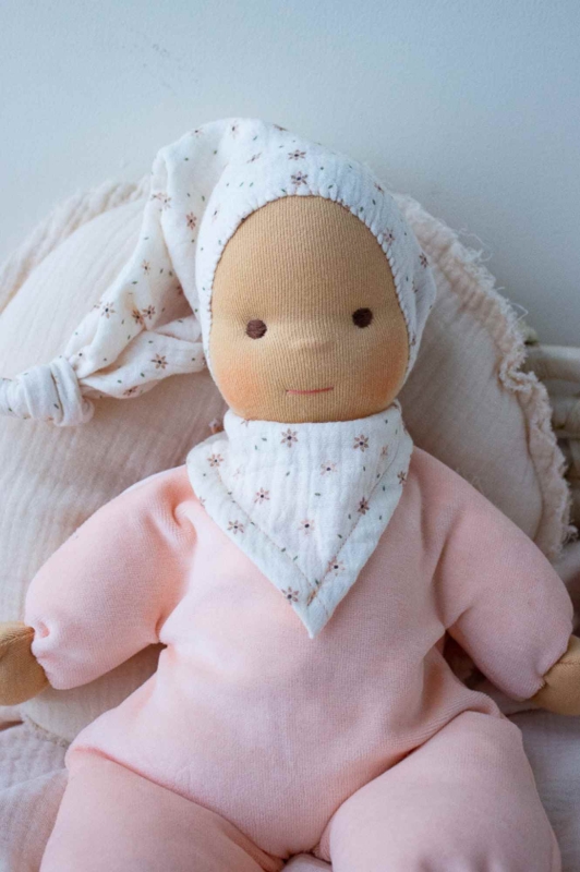 Anfertigung - Schlummerchen apricot mit Bl&uuml;mchenm&uuml;tze und Halstuch 32 cm