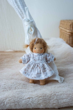 Minilie Mädchen im Naturblümchenkleid 12 cm