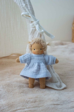 Minilie Mädchen im hellblauen Kleid 12 cm