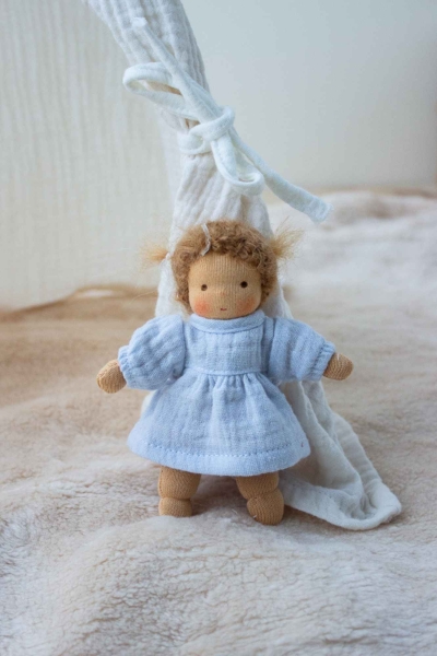 Minilie Mädchen im hellblauen Kleid 12 cm