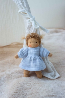 Minilie Mädchen im hellblauen Kleid 12 cm