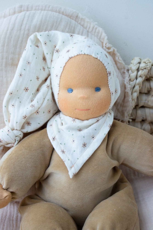 Schlummerchen camel mit Bl&uuml;mchenm&uuml;tze und Halstuch 32 cm #1
