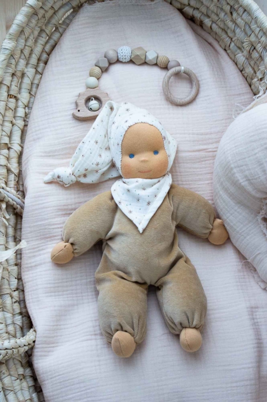 Schlummerchen camel mit Bl&uuml;mchenm&uuml;tze und Halstuch 32 cm #1