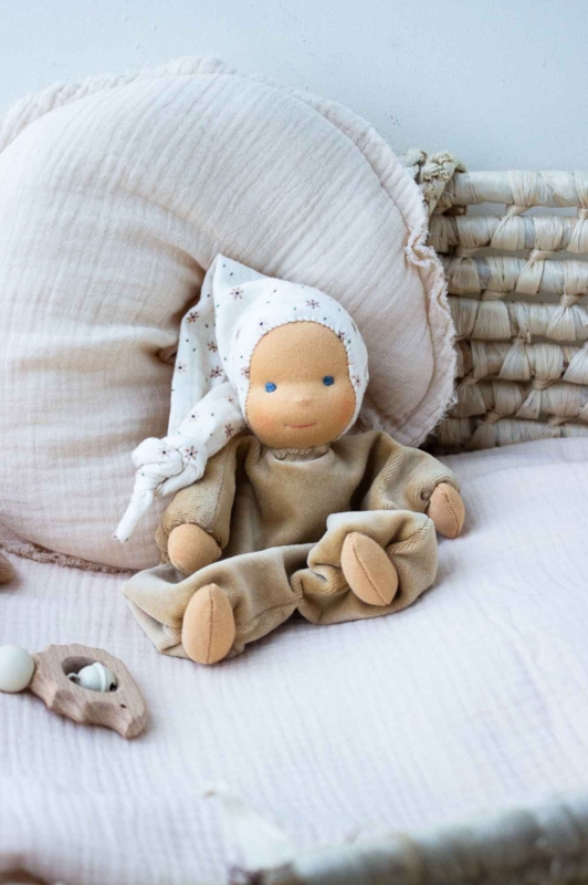 Minischlamperle camel mit Bl&uuml;mchenm&uuml;tze 22 cm
