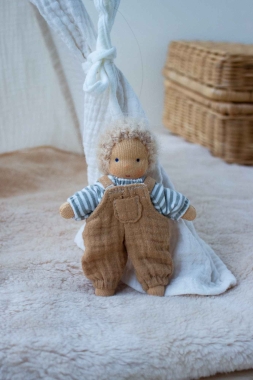 Minilie Junge im gestreiften Pullover und...