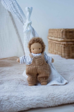 Minilie Junge im gestreiften Pullover und...