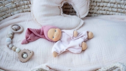 Minischlamperle rosa mit beerefarbener Mütze 22 cm