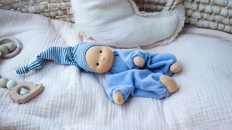 Minischlamperle hellblau mit gestreifter M&uuml;tze 22 cm