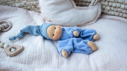 Minischlamperle hellblau mit gestreifter Mütze 22 cm