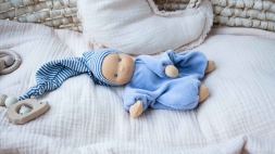 Minischlamperle hellblau mit gestreifter Mütze 22 cm
