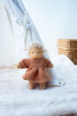Minilie Mädchen im zimtfarbenen Kleid 12 cm