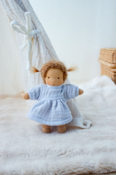 Minilie Mädchen im hellblauen Kleid 12 cm
