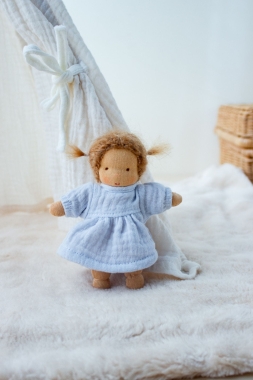 Minilie Mädchen im hellblauen Kleid 12 cm