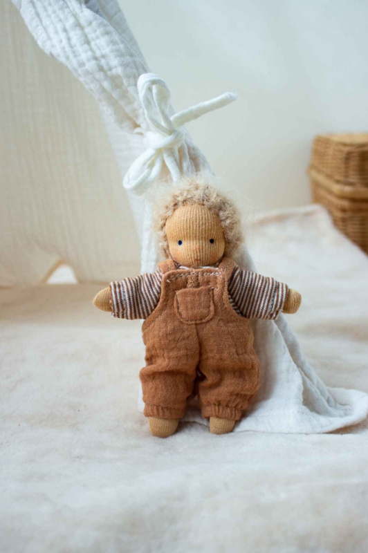 Minilie Junge im gestreiften Pullover und zimtlfarbener Latzhose 12 cm