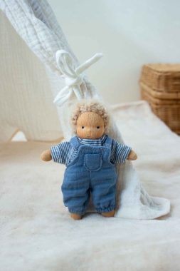 Minilie Junge im gestreiften Pullover und blauer Latzhose...
