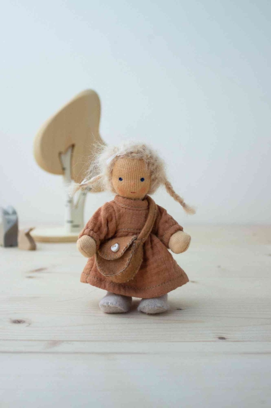 Biegep&uuml;ppchen - M&auml;dchen im zimtfarbenen Kleid mit Tasche
