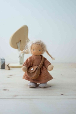 Biegepüppchen - Mädchen im zimtfarbenen Kleid...