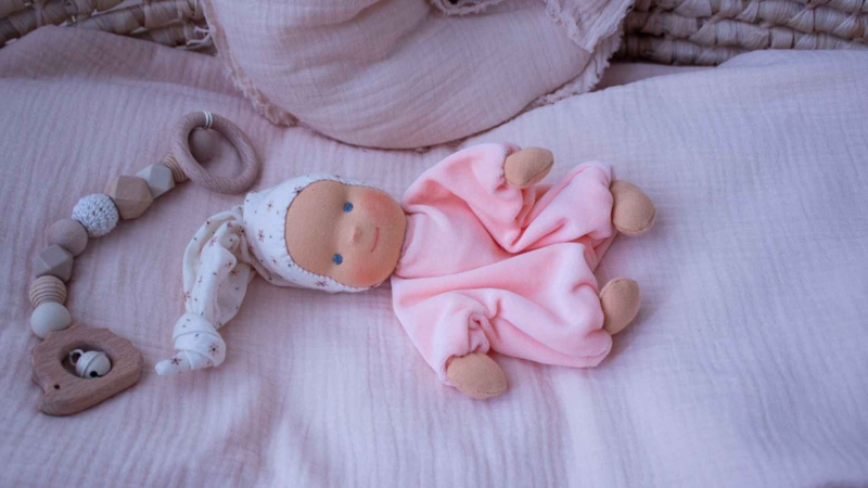 Minischlamperle pfirsich mit Bl&uuml;mchenm&uuml;tze 22 cm