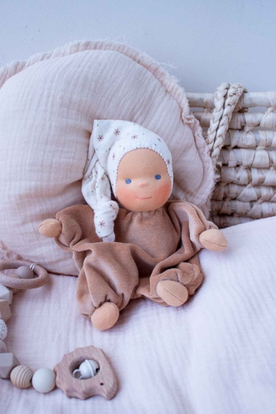 Minischlamperle camel mit Blümchenmütze 22 cm