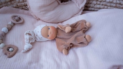 Minischlamperle camel mit Blümchenmütze 22 cm