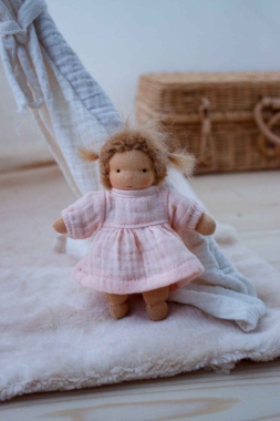 Minilie Mädchen im apricotfarbenen Kleid 12 cm