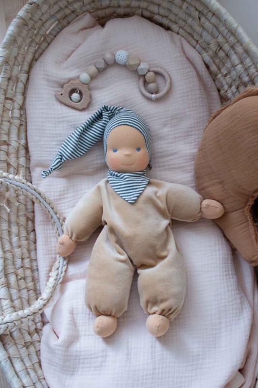 Schlummerchen camel mit dunkelgr&uuml;n gestreifter M&uuml;tze und Halstuch 32 cm