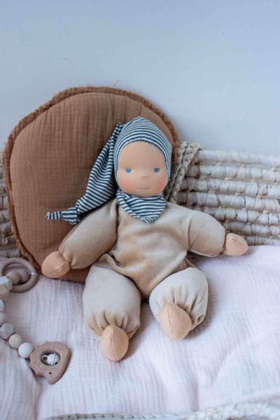 Schlummerchen camel mit dunkelgrün gestreifter Mütze und Halstuch 32 cm