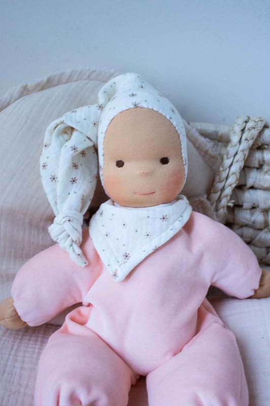 Schlummerchen apricot mit Bl&uuml;mchenm&uuml;tze und Halstuch 32 cm