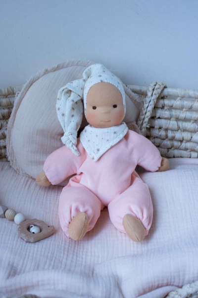 Schlummerchen apricot mit Blümchenmütze und Halstuch 32 cm