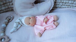 Minischlamperle apricot mit Blümchenmütze 22 cm