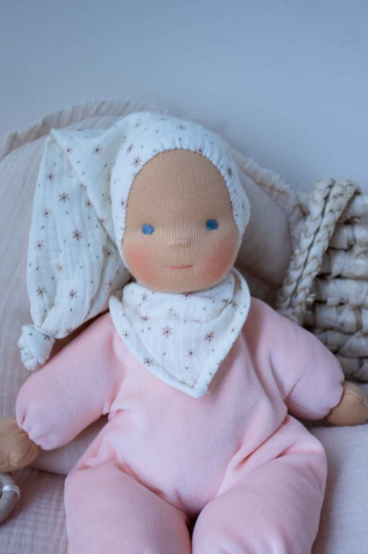 Schlummerchen apricot mit Bl&uuml;mchenm&uuml;tze und Halstuch 32 cm