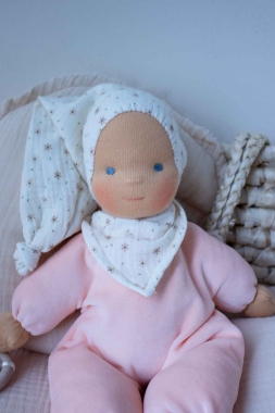 Schlummerchen apricot mit Blümchenmütze und Halstuch 32 cm