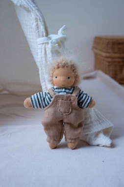 Minilie Junge im gestreiften Pullover und camelfarbener...