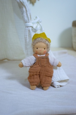 Minilie Junge blonde Haare mit Krönchen 12 cm