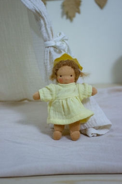 Minilie Mädchen im hellgelben Kleid mit...