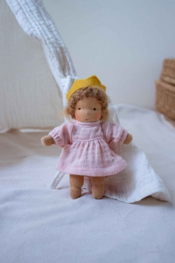 Minilie Mädchen im apricotfarbenen Kleid mit...