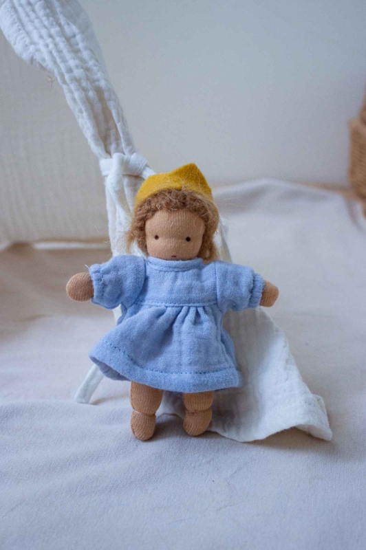 Minilie M&auml;dchen im blauen Kleid mit Kr&ouml;nchen 12 cm