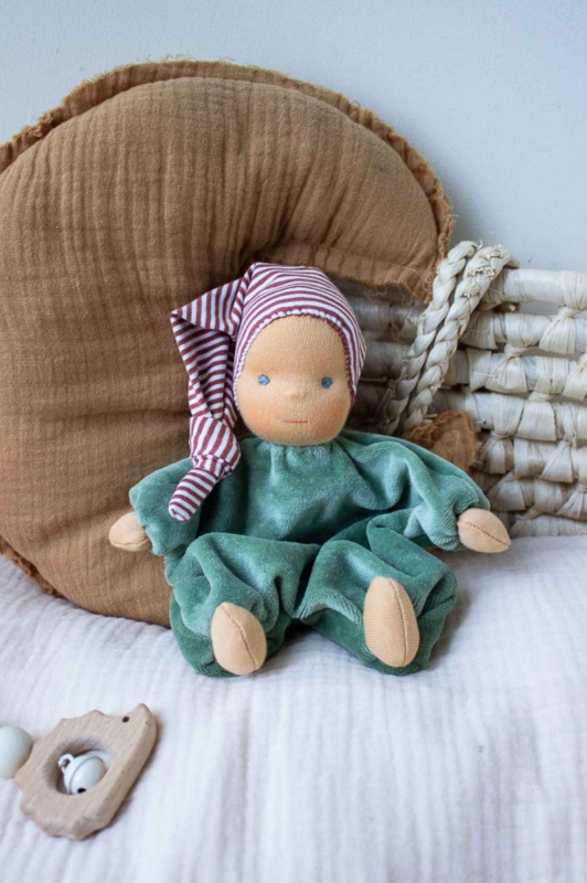 Minischlamperle dunkelgr&uuml;n mit cognac gestreifter M&uuml;tze 22 cm