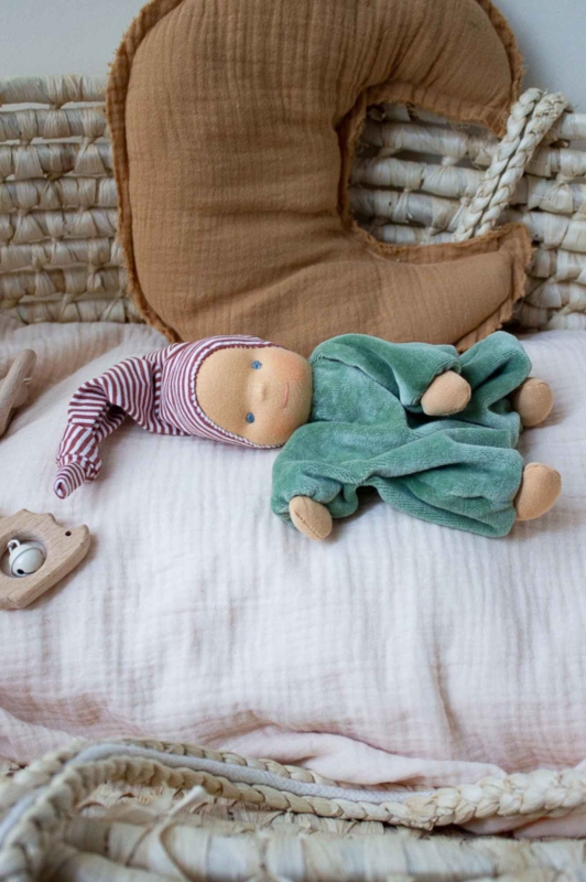 Minischlamperle dunkelgr&uuml;n mit cognac gestreifter M&uuml;tze 22 cm