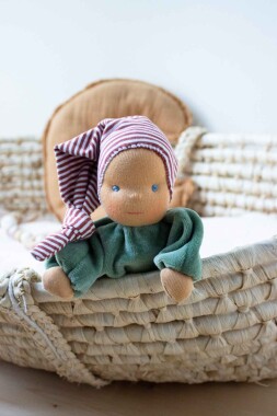 Minischlamperle dunkelgrün mit cognac gestreifter Mütze 22 cm