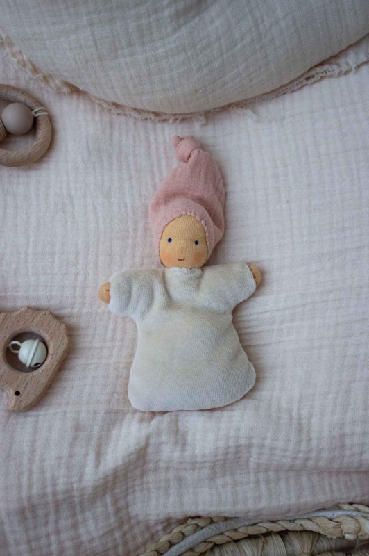 Minip&uuml;ppchen sand mit pfirsichfarbener M&uuml;tze12 cm