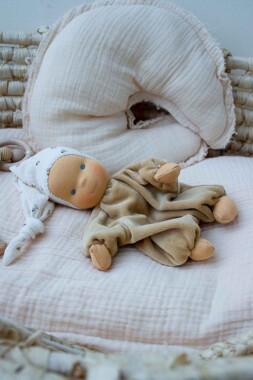 Minischlamperle camel mit Blümchenmütze 22 cm