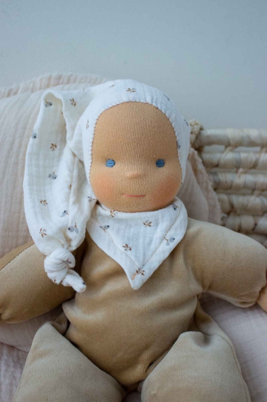 Schlummerchen camel mit Bl&uuml;mchenm&uuml;tze und Halstuch 32 cm