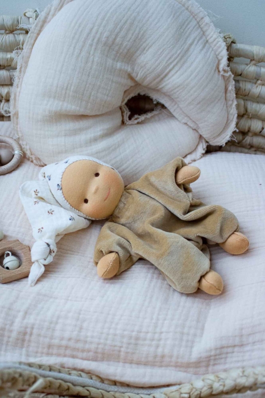 Minischlamperle camel mit Bl&uuml;mchenm&uuml;tze 22 cm